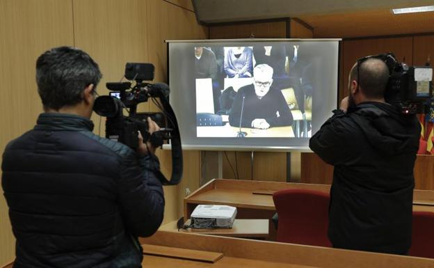 Dos cámaras graban la pantalla situada en la sala de prensa, de la Ciudad de la Justicia de Valéncia, desde donde los medios de comunicación pueden seguir la última jornada del juicio del caso Emarsa.