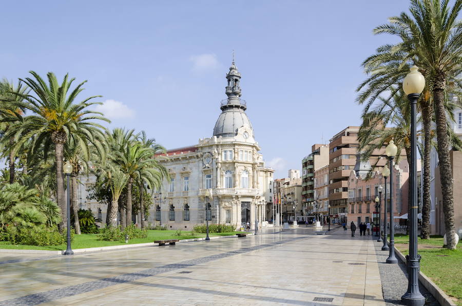 AYUNTAMIENTO DE CARTAGENA: La vegetación y los cuidados jardines son los protagonistas de los alrededores del ayuntamiento de Cartagena. Además de sus calles completamente peatonales.