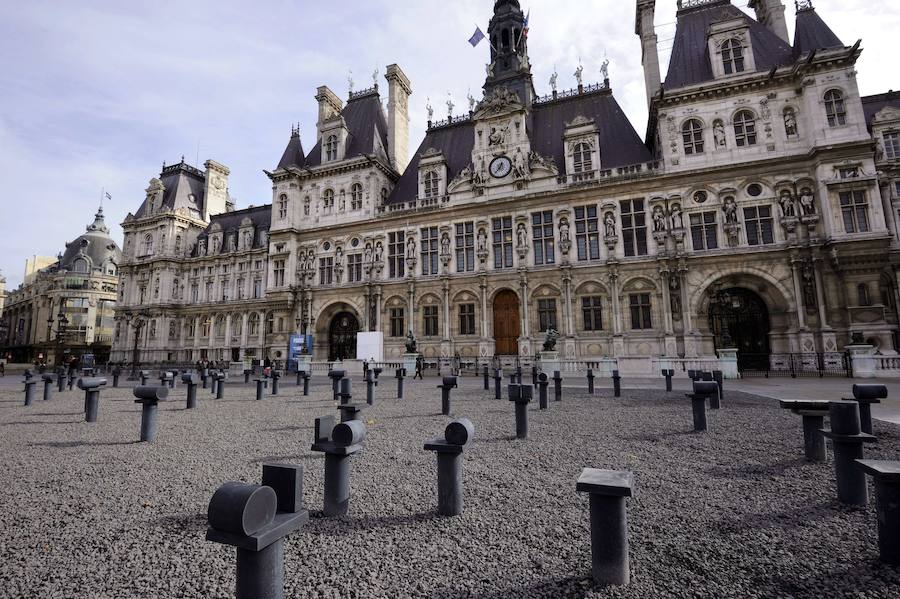 AYUNTAMIENTO DE PARÍS: Sin salir del país galo, aterrizamos en París. Concretamente en la Place de l'Hôtel de Ville, donde se encuentra su ayuntamiento. Allí no es de extrañar encontrar en su explanada alguna propuesta artística como, por ejemplo, las esculturas que se ven en la imagen.