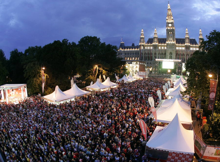 AYUNTAMIENTO DE VIENA: La Eurocopa de 2008 congregó a miles de personas junto al ayuntamiento de Viena para ver el partido entre Polonia y Alemania. Su amplitud y gran capacidad facilitaron, además, la instalación de varios puestos para dar servicio a todos los aficionados.