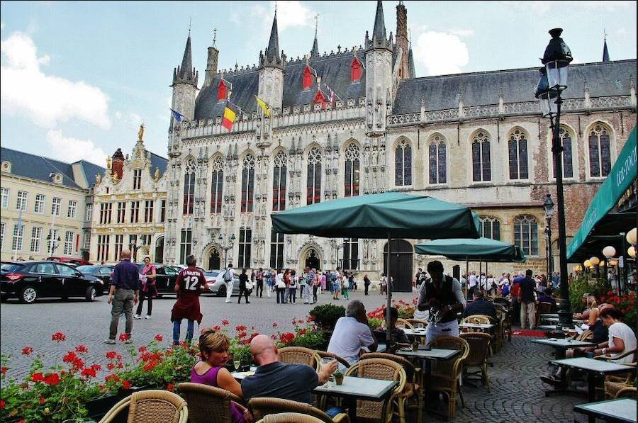 PLAZA BURG (BRUJAS): Las cafeterías y restaurantes hacen acto de presencia en la plaza Burg, en Brujas, donde se alza su ayuntamiento. 