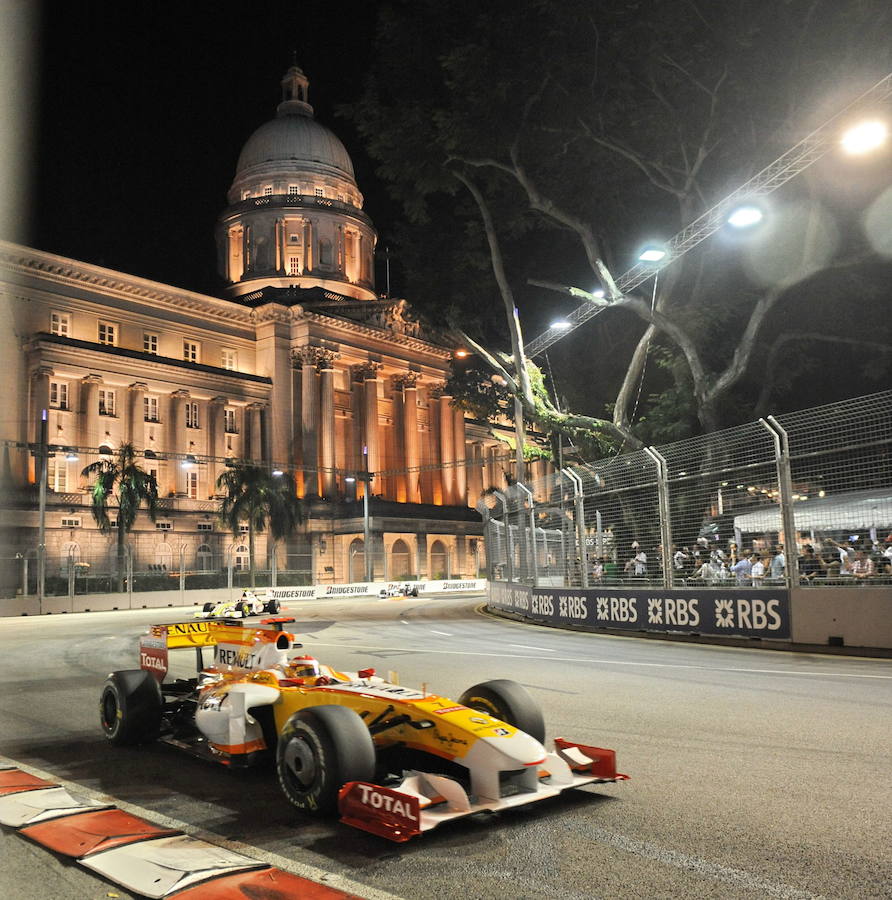 AYUNTAMIENTO DE SINGAPUR: Por último, y sin dejar a un lado el deporte, destaca el ayuntamiento de Singapur, frente al cual, y en cada Gran Premio, los monoplaza de la Fórmula 1 hacen rugir sus motores. En la imagen, tomada en 2009, aparece Fernando Alonso.