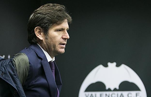 Mateo Alemany, director general del Valencia, instantes antes de arrancar su comparecencia en la ciudad deportiva de Paterna.::