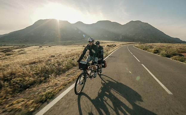 Juanma y Sergio Aznárez pedalean durante el viaje que les llevó desde Cuenca hasta el Atlas marroquí.