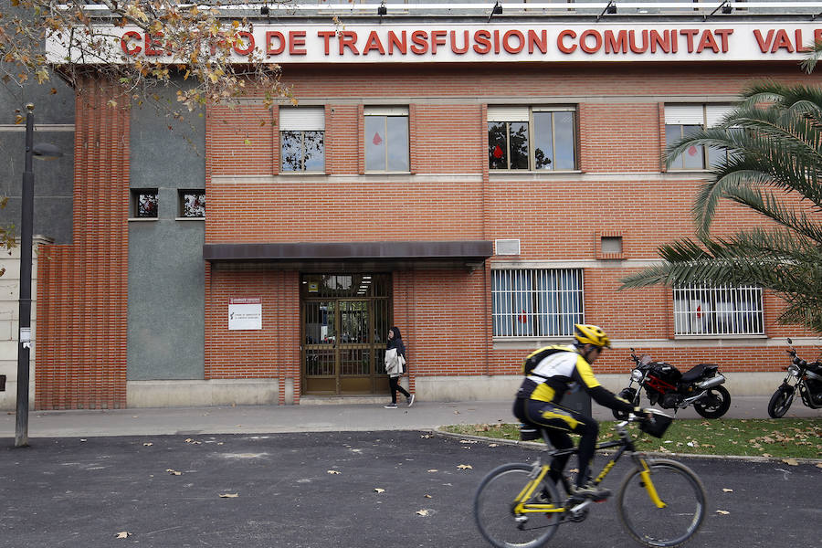 UN EJEMPLO DE GENEROSIDAD: El guionista cuenta que creció en la avenida del Cid, concretamente al lado del Hospital General. "Todas las tardes volvía a casa andando al lado del hospital con mi abuelo. Ahí está el Centro de Transfusión de Sangre, un lugar que de pequeño me daba miedo, por mi pánico a las agujas y que ahora adoro". Y es que, según comparte, se hizo donante de sangre y médula el día de su 39 cumpleaños. Ahora tiene 40 años. "Ya he donado cuatro veces. Creo que ese centro es un lugar mágico donde se regala vida. Allí entra gente para ayudar a otra gente, creo que deberíamos visitarlo más a menudo. Yo tardé en darme cuenta, pero ahora es lugar de peregrinación obligatorio", cuenta.