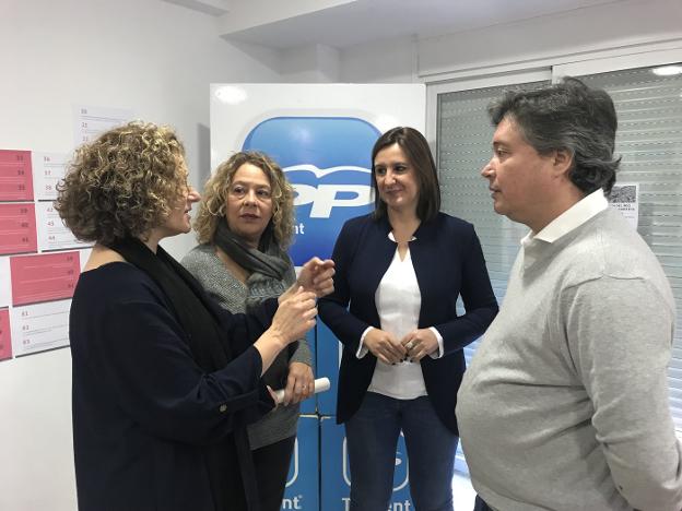María José Catalá, Luis Santamaría, Reme Avia y Amparo Folgado en la sede del PP en Torrent. 