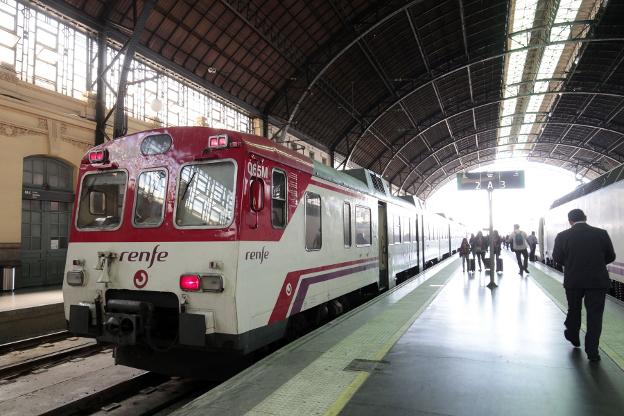 Uno de los trenes que realiza el trayecto hasta Utiel, en la estación del Norte. 