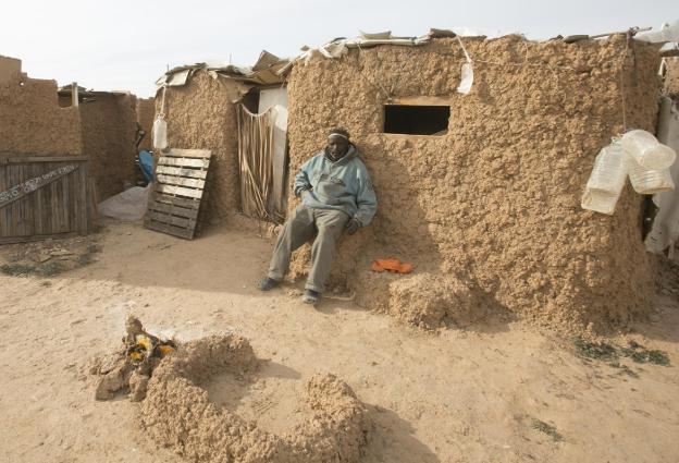 Osama, sentado a las puertas de su choza de adobe, junto a la huerta de Campanar y las torres de viviendas. 