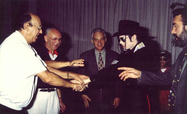 José, Juan y Vicente Lladró con Michael Jackson. 