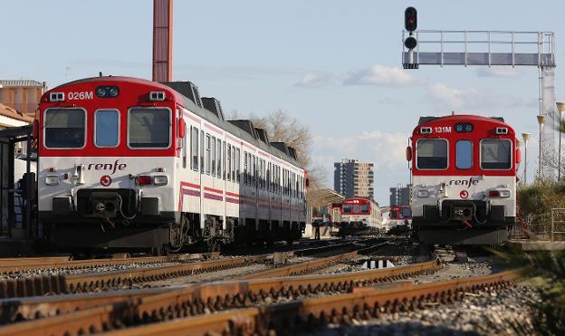 Trenes de Cercanías en la estación de San Isidro. 