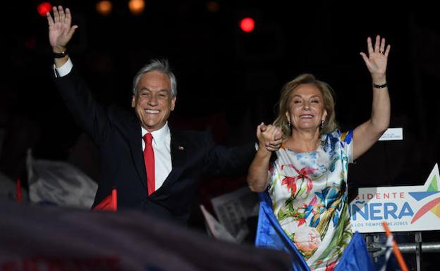 El matrimonio Piñera saluda a sus seguidores. 