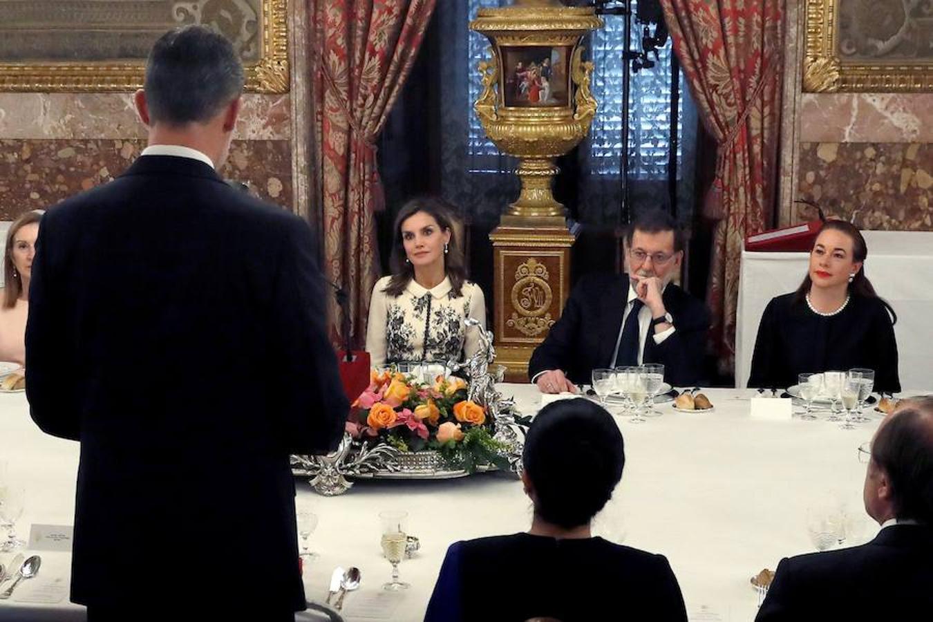 La Reina Letizia, junto a Mariano Rajoy, atienden al discurso del Rey Felipe VI durante el almuerzo en el Palacio Real en honor al presidente de Ecuador.