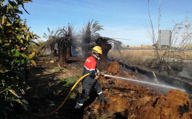 Un bombero,durante los trabajos de extinción.