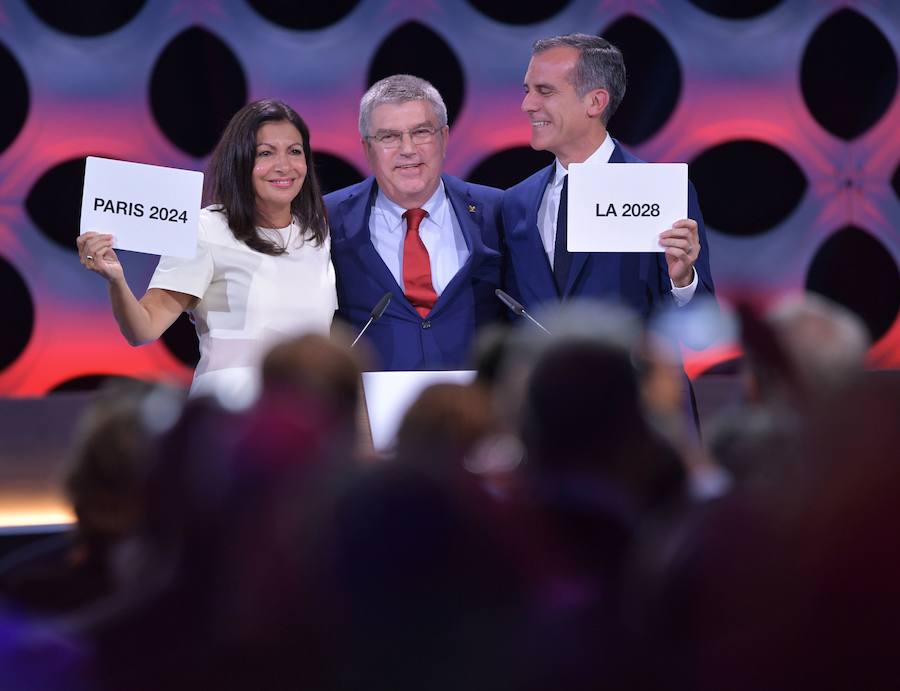 Durante meses fue un secreto a voces. Con la sucesiva caída del resto de candidatas, París y Los Ángeles quedaron como las dos únicas aspirantes en la carrera y un acuerdo con el Comité Olímpico Internacional (COI) ya confirmó unas semanas antes que la capital francesa albergaría la edición de 2024 y la ciudad californiana la de 2028. En septiembre en Lima, la reunión de los miembros del COI sirvió para oficializar ambas designaciones. Para las dos serán sus terceros Juegos Olímpicos: París los acogerá un siglo después, ya que fue sede en 1900 y 1924, mientras que Los Ángeles había disfrutado de ellos en 1932 y 1984.