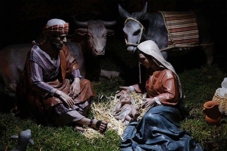 Como novedades este año figura el aumento de escenas, entre las que puede verse el “descanso de la huida” con la Virgen María recostada y el Niño Jesús en brazos de un ángel así como las lavanderas sacudiendo una sábana mientras lavan la ropa, según fuentes de la congregación que realiza el belén desde hace 23 años.