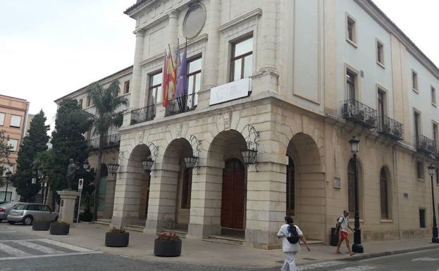 Acceso principal al ayuntamiento de Gandia, en la plaza Major.