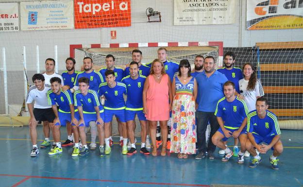 Foto de la plantilla junto a Tamarit, Estrela y Llull. 