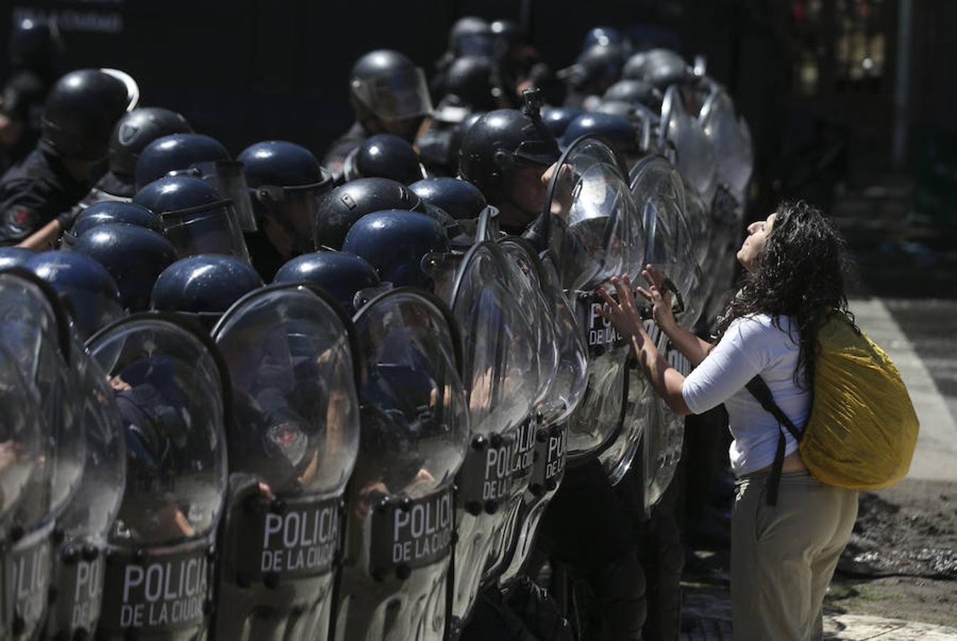 Argentina aprueba la reforma de las pensiones entre protestas en las calles.