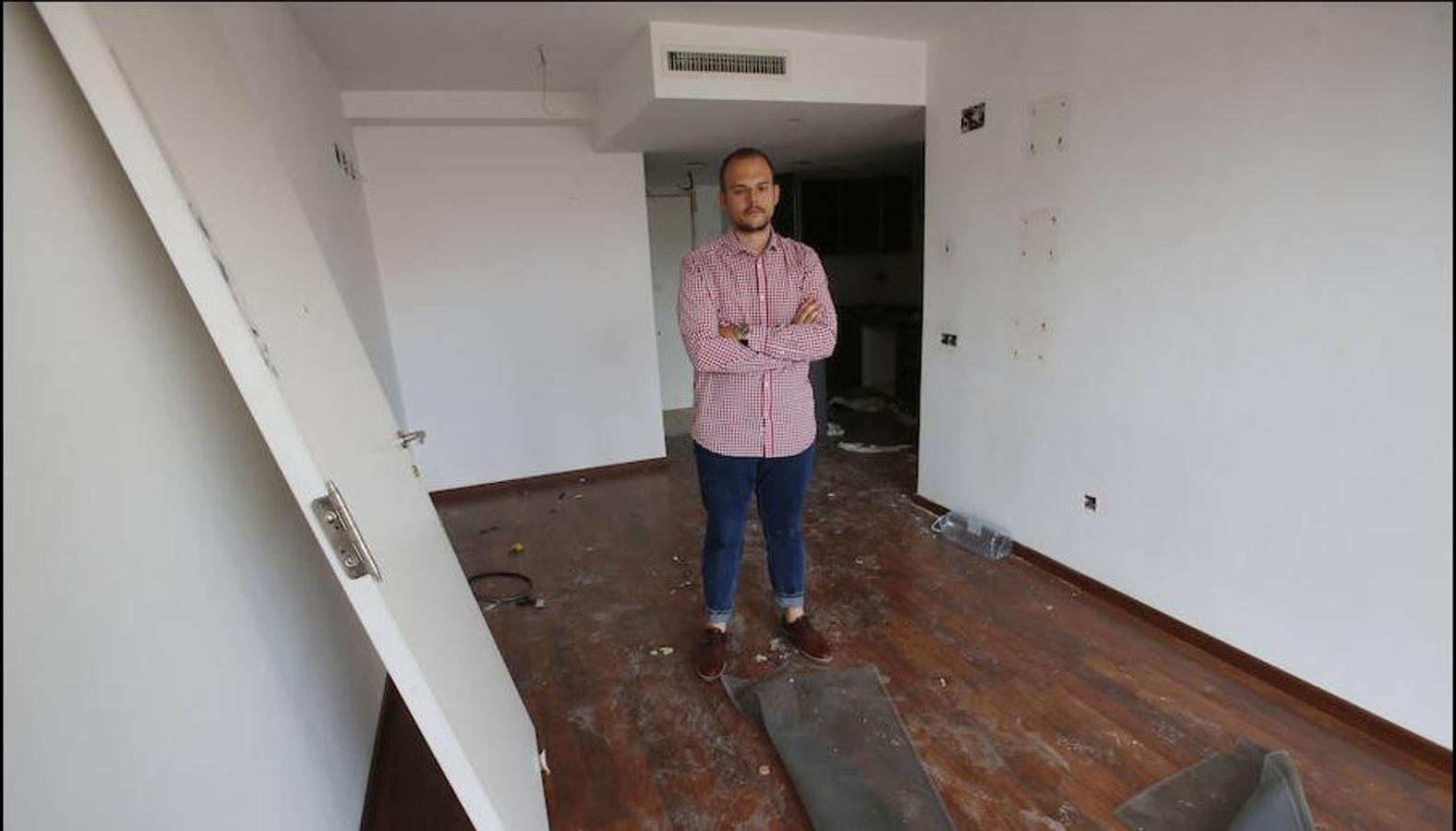 Álvaro observa los destrozos causados por los okupas en su piso de la calle Sagunto de Valencia. El banco le cambiará ahora la vivienda.