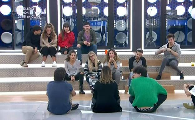 Los concursantes durante el reparto de temas para la gala 9.