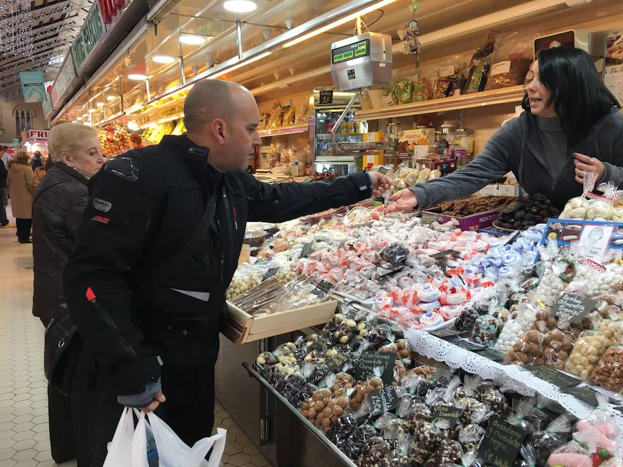 Aunque hay gente que no se resiste y ya empieza a comprar las pastas, polvorones y merengues que compartirán mesa durante estas navidades con los turrones y bombones.