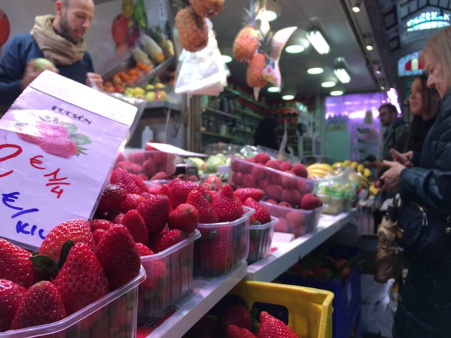 Las frutas son el blanco perfecto de los turistas curiosos. Tantos colores destacan en los estantes que uno se pierde antes de empezar la compra.