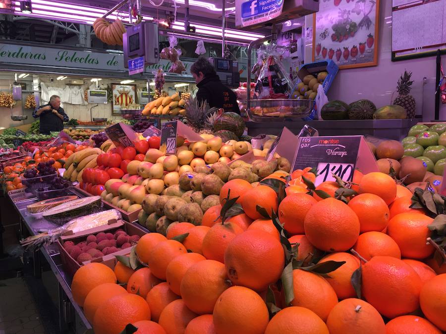 El color de la naranja destaca en los puestos de la fruta. Ahora, que nos encontramos en plena temporada de este producto valenciano, los estantes del mercado central se llenan de sus distintas variedades. 