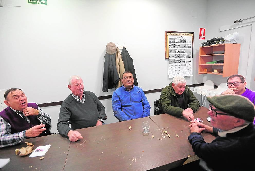 Pescadores de la Albufera conversan tras el almuerzo.