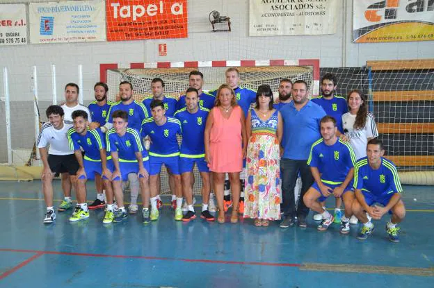 El Dénia Futsal junto a Estrela el día de la presentación. 