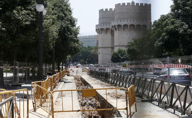 Obras en el carril bici, junto a Blanquerías y las Torres de Serranos, en el verano de 2017.