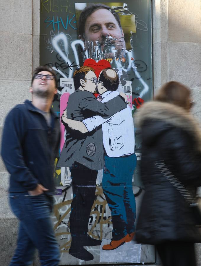 Detalle de una pintada con Xavier Domènech (CeC) y Miquel Iceta (PSC) en una calle de Barcelona durante la jornada de reflexión de las elecciones catalanas. 