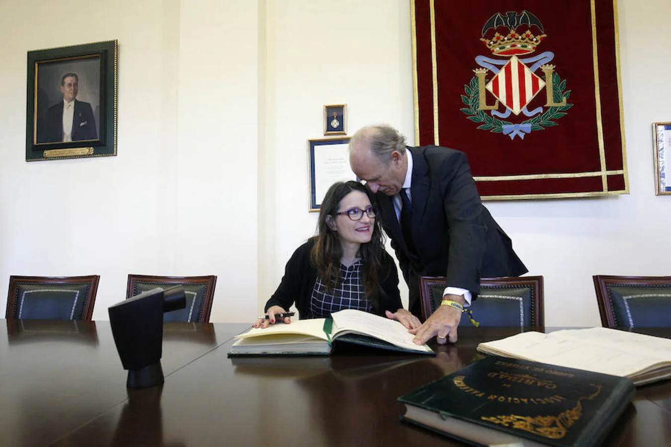 La consellera de Igualdad y Políticas Inclusivas, Mónica Oltra, visitó este jueves la sede central de Casa Caridad por primera vez desde que ocupa el departamento de asuntos sociales de la Generalitat, aunque sí acudió en 2015 al albergue y escuela infantil que la entidad inauguró en Benicalap.