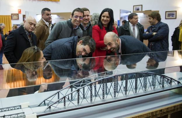 Inauguración de la exposición sobre puentes centenarios en la Ribera. 