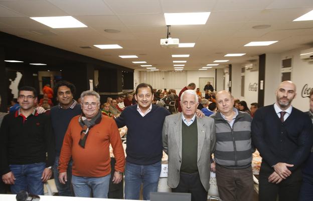 Anil Murthy y Blas
Madrigal, a su izquierda,
durante la cena de
la Agrupación de Peñas.
