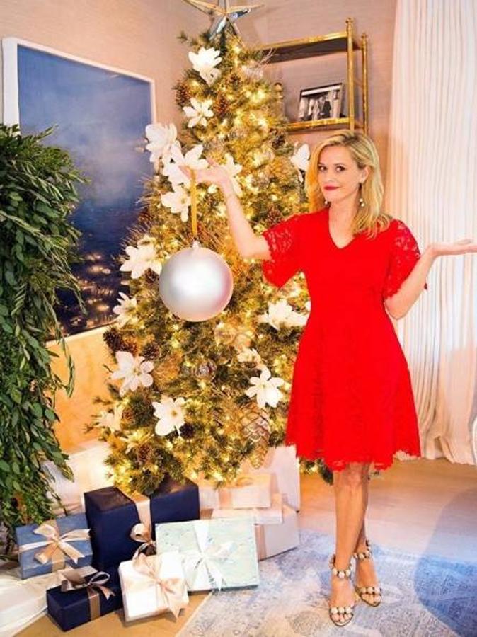 La actriz Reese Witherspoon, metida también en faenas decorativas, se arregla como puede con unos adornos que parecen fuera de escala. Lo son. «Esto es lo que ocurre cuando compras los ornamentos ‘on line’», escribe con humor junto a una foto en la que posa delante de un abeto con flores blancas de Pascua mientras sujeta lo que parece más una bola del mundo que de un pino.