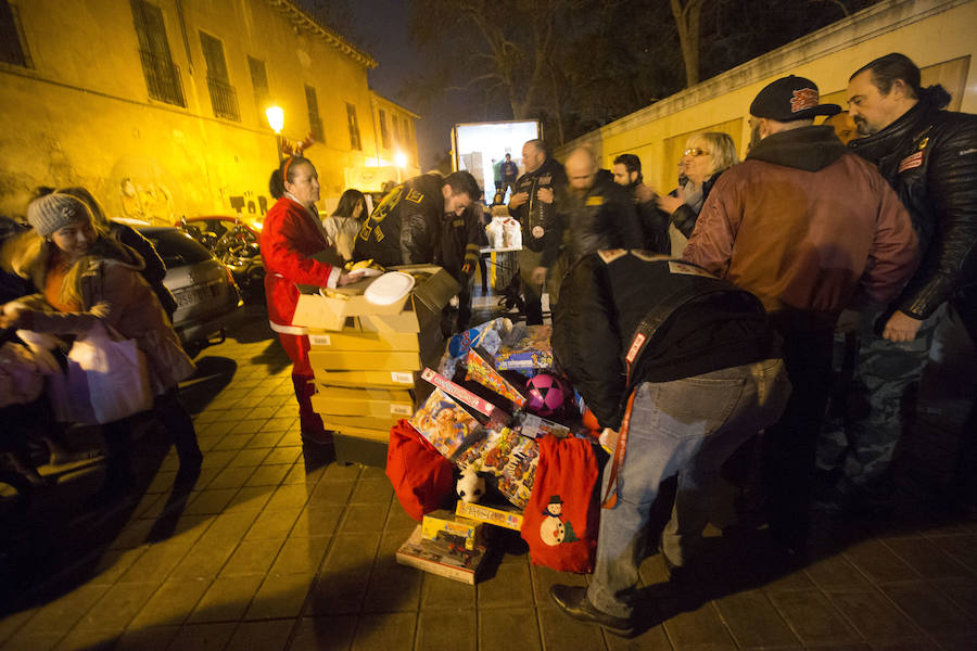 Cerca de 1.500 personas recibieron el sábado alimentos en la 'Nit Nadalenca', un reparto organizado por el Banco de Alimentos de Valencia y el Banco de Acción Solidaria dentro de su proyecto Solidarios de la noche.