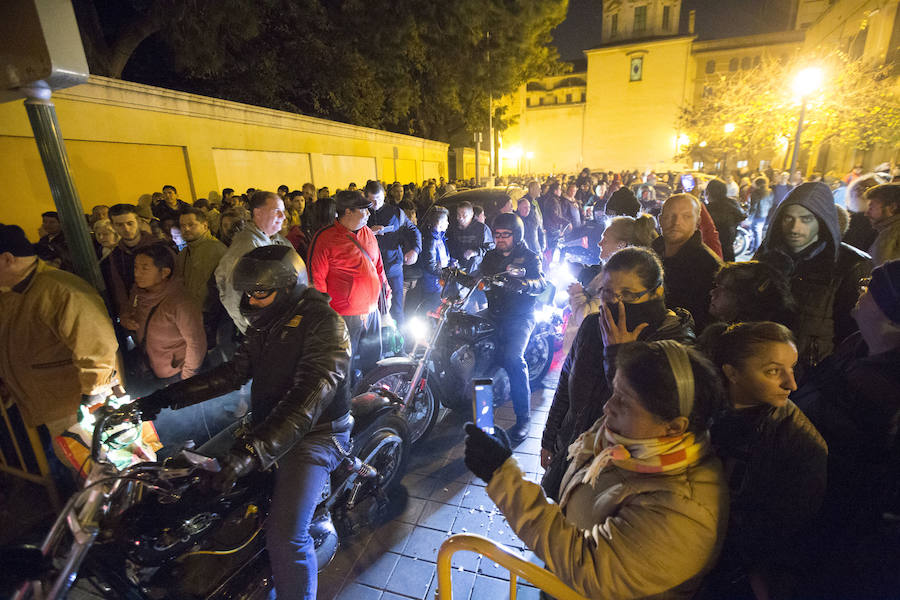 Cerca de 1.500 personas recibieron el sábado alimentos en la 'Nit Nadalenca', un reparto organizado por el Banco de Alimentos de Valencia y el Banco de Acción Solidaria dentro de su proyecto Solidarios de la noche.