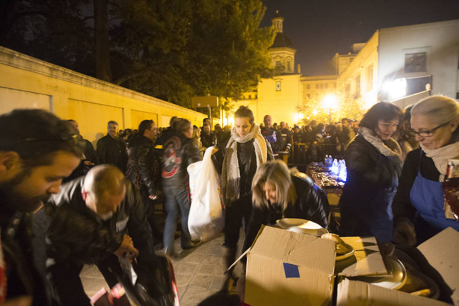 Cerca de 1.500 personas recibieron el sábado alimentos en la 'Nit Nadalenca', un reparto organizado por el Banco de Alimentos de Valencia y el Banco de Acción Solidaria dentro de su proyecto Solidarios de la noche.