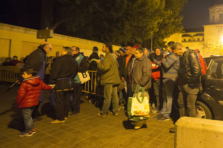 Cerca de 1.500 personas recibieron el sábado alimentos en la 'Nit Nadalenca', un reparto organizado por el Banco de Alimentos de Valencia y el Banco de Acción Solidaria dentro de su proyecto Solidarios de la noche.