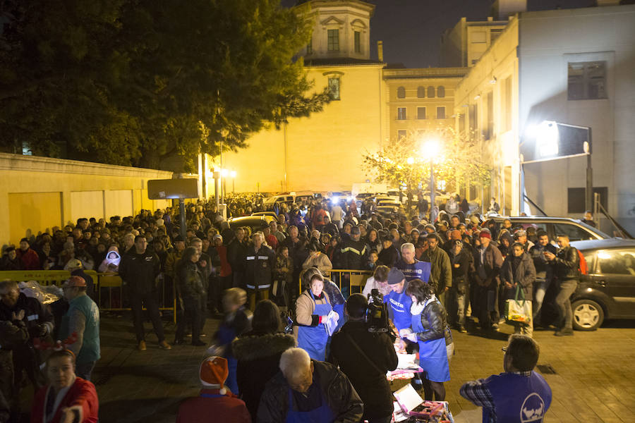 Cerca de 1.500 personas recibieron el sábado alimentos en la 'Nit Nadalenca', un reparto organizado por el Banco de Alimentos de Valencia y el Banco de Acción Solidaria dentro de su proyecto Solidarios de la noche.