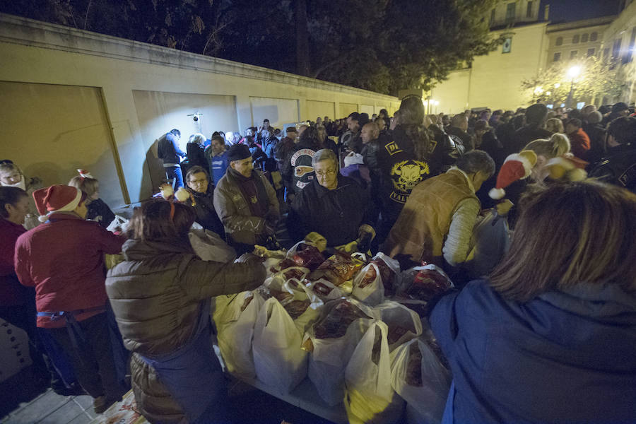 Cerca de 1.500 personas recibieron el sábado alimentos en la 'Nit Nadalenca', un reparto organizado por el Banco de Alimentos de Valencia y el Banco de Acción Solidaria dentro de su proyecto Solidarios de la noche.