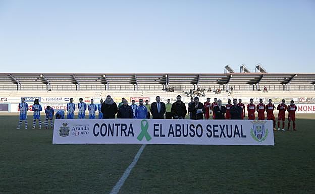 Óscar Campillo, director general de Comunicación y Relaciones Institucionales de Vocento, lee un comunicado contra los abusos sexuales antes del Arandina - Numancia B.