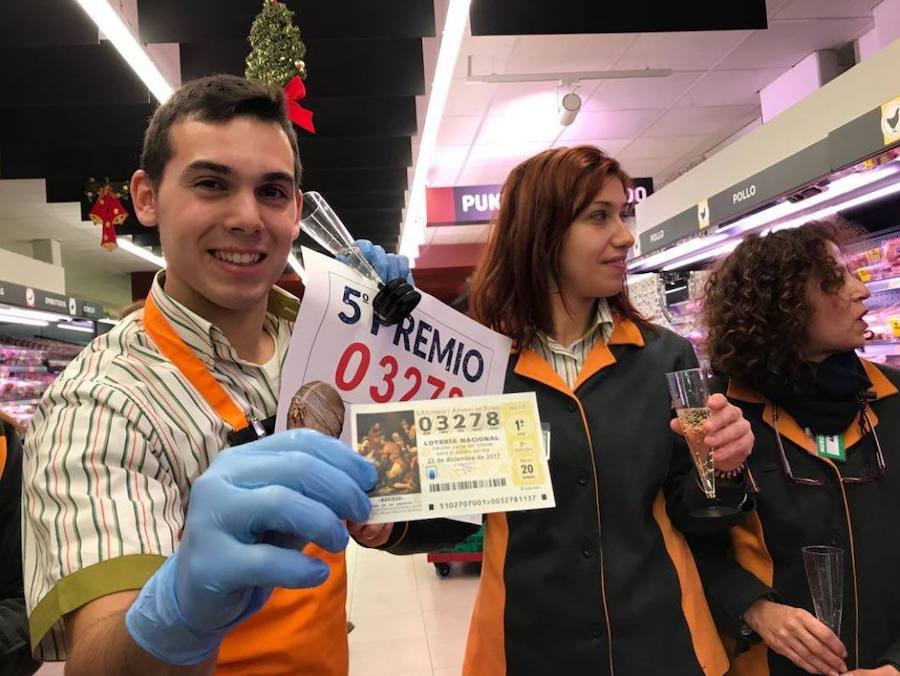 Los trabajadores de Mercadona celebran un quinto premio en la Lotería