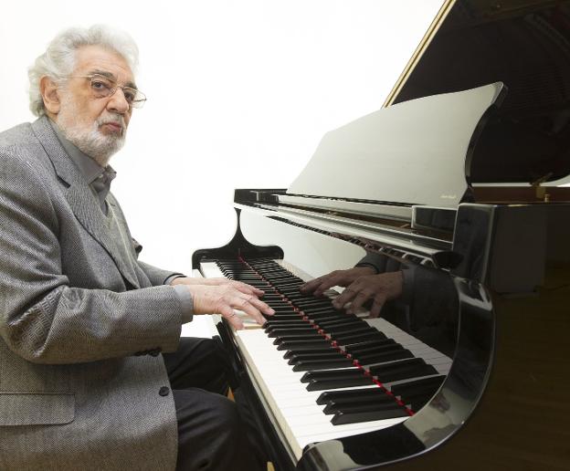 Plácido Domingo en su camerino durante un descanso del concierto de Cor de la Generalitat. 