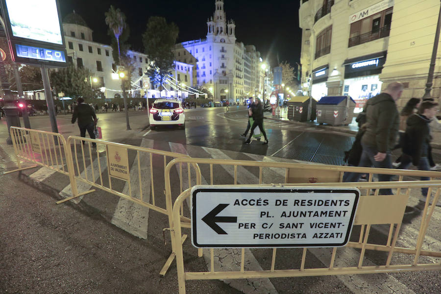 Fotos de la plaza del Ayuntamiento de Valencia cerrada al tráfico por Navidad