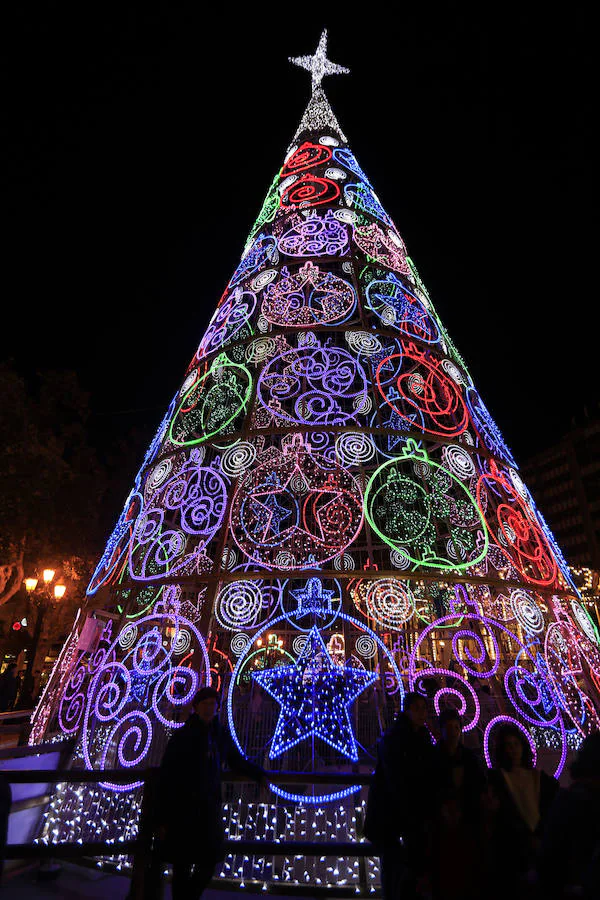 Fotos de la plaza del Ayuntamiento de Valencia cerrada al tráfico por Navidad