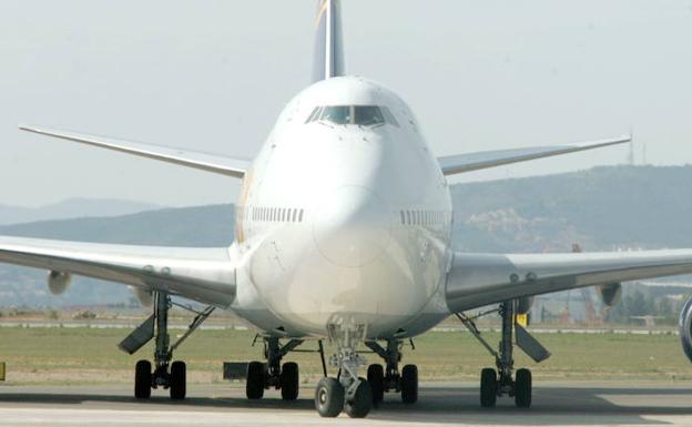 Un avión en la pista del aeropuerto de Manises.