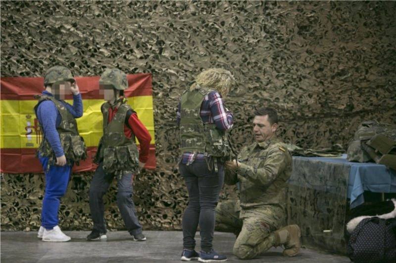 El stand del Ejército, la gran atracción de Expojove. Cientos de niños esperan largas colas para fotografiarse con la bandera de España y el equipamiento militar. Expojove se ha inaugurado este año bajo el lema Nyam! Buena parte de los distintos puestos de las concejalías recreaban huertos, una barraca tradicional o incluso una granja. Como suele ser habitual, las zonas más transitadas son las del Ejército, con representación de la Unidad Militar de Emergencias, el Regimiento de Caballería Lusitania 8 y el Regimiento Número 1 NBQ de Valencia, entre otros. Se han formado largas colas en un puesto que permite a los niños fotografiarse con la bandera de España y equipamiento militar. Al acto de inauguración no ha acudido el alcalde de Valencia, Joan Ribó. La comitiva está presidida por la fallera mayor de Valencia, Rocío Gil, y la fallera mayor infantil, Daniela Gómez, así como por el concejal de Cultura Festiva, Pere Fuset. Tampoco ha acudido ningún concejal de València en Comú y apenas una, Anaïs Menguzzato, del PSPV. La comitiva municipal ha sido recibida en la puerta por un grupo de personas que exigían la desmilitarización de la educación, en protesta por la presencia de las Fuerzas Armadas en la Feria. Ha habido dudas sobre si autorizar o no la presencia del Ejército en Expojove 2017, pero finalmente se autorizó con la condición de que no portaran armas. No están presentes en la feria la Policia Nacional ni la Guardia Civil, que solían recibir muchas visitas en años anteriores. 