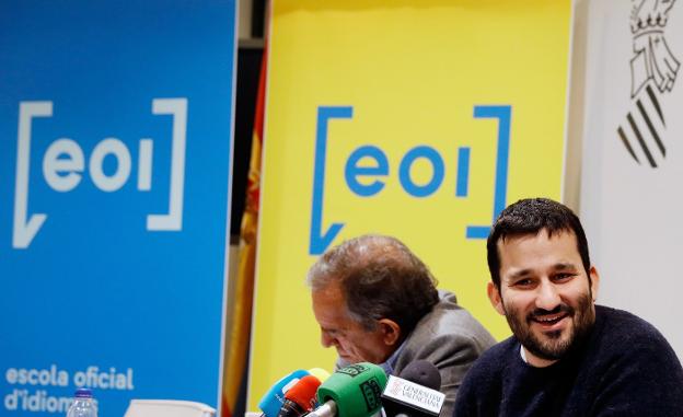 El conseller Marzà y el secretario autonómico de Educación durante la presentación de las nuevas escuelas de idiomas. 