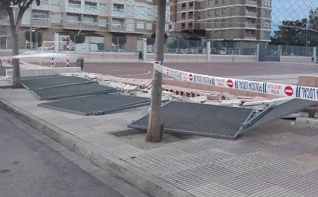 El viento derriba el muro de un colegio en Cullera